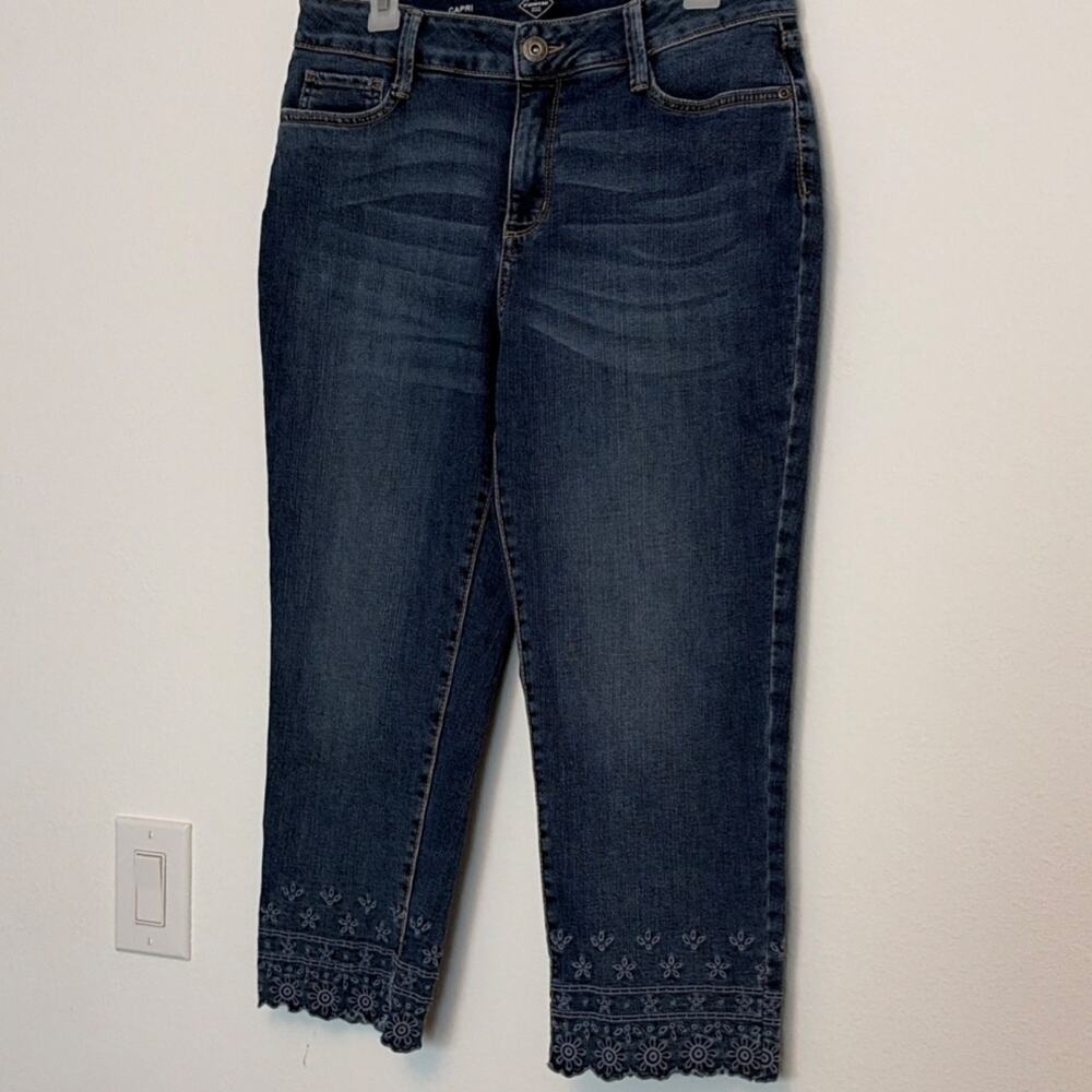 Women's Capri Jeans Blue Denim Solid Embroidered Hem 5-Pocket